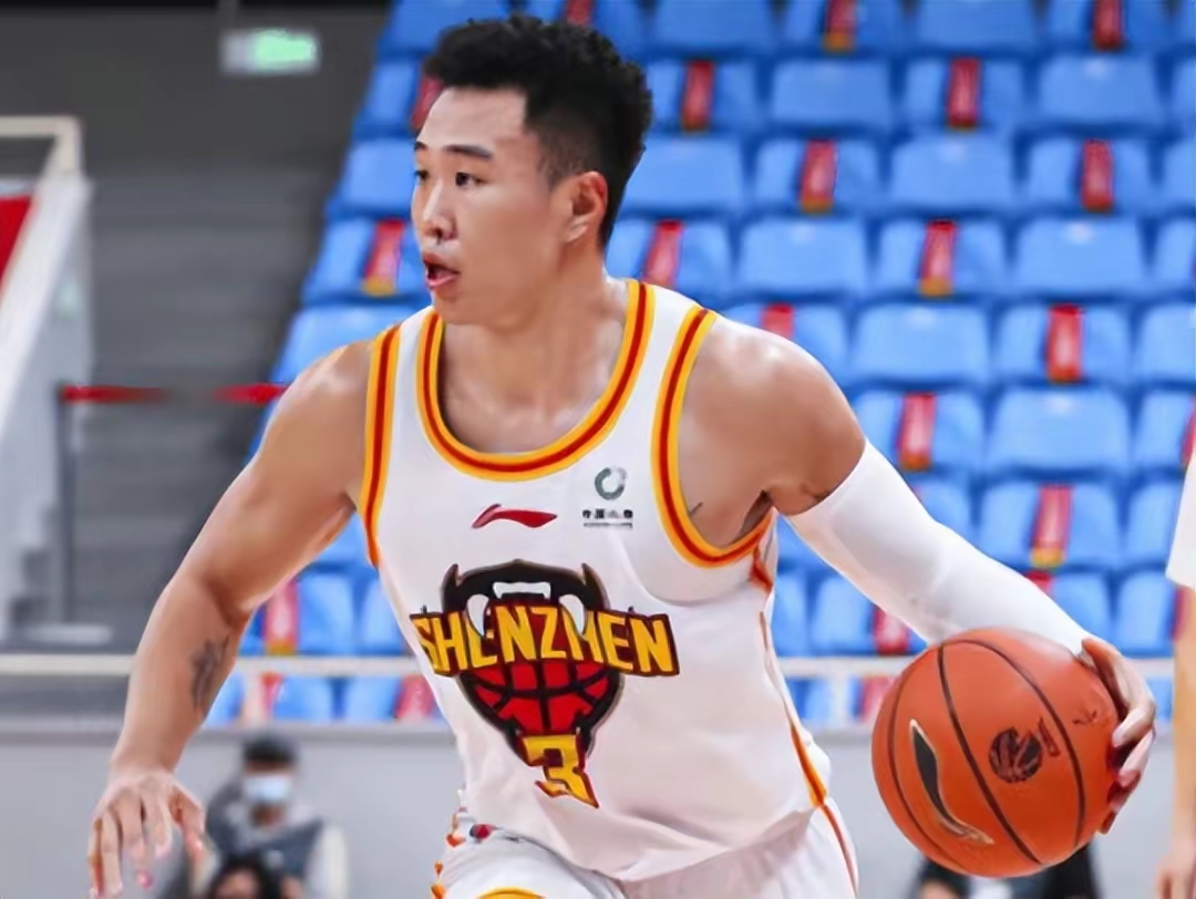  转折点深圳男篮远射贴柱，法甲今晚攻防权衡，更衣室稳定，临场指挥获称赞