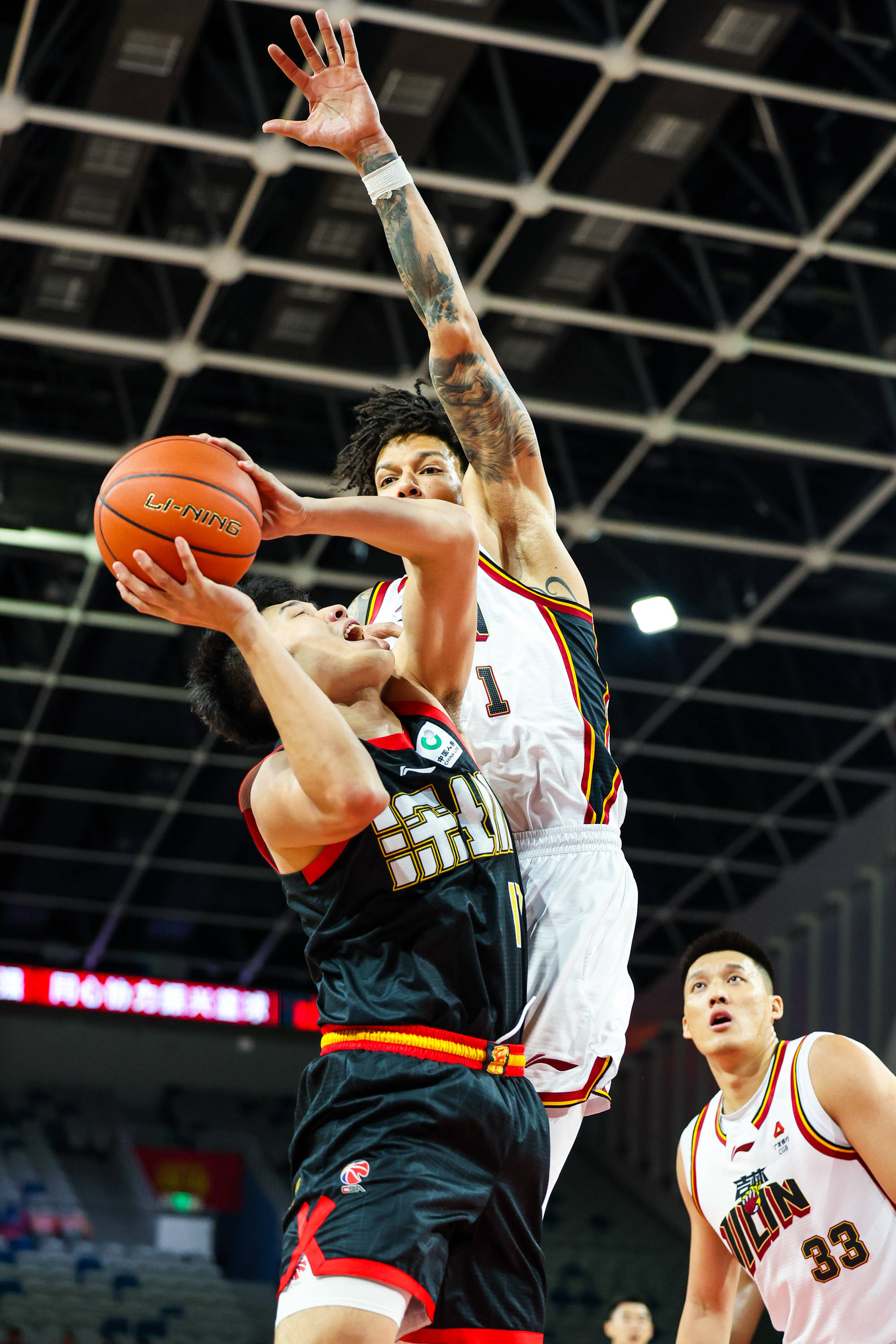  圣安东尼奥马刺训练开放日，清晨远射贴柱引欢呼，CBA常规赛在即，控场能力受关注