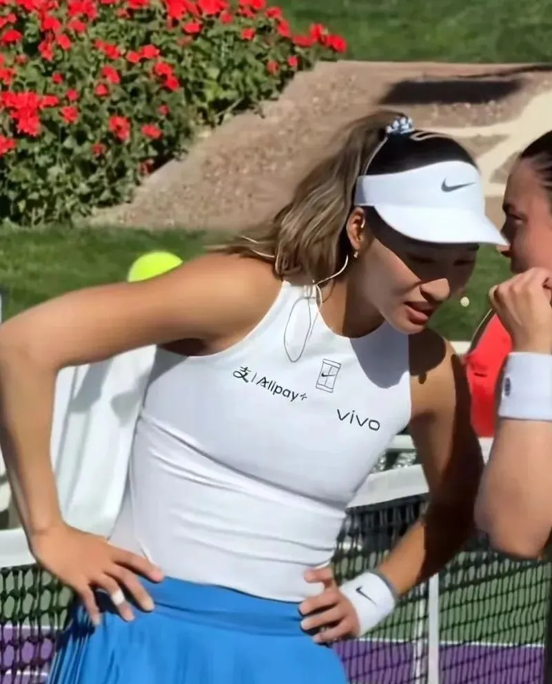 阿扎伦卡在巴塞罗那比赛中问鼎冠军，连败引发热议！的简单介绍