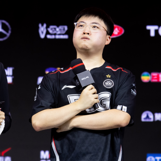 关于Uzi回归赛场，问鼎冠军首场状态亮眼，湖人观众沸腾！的信息